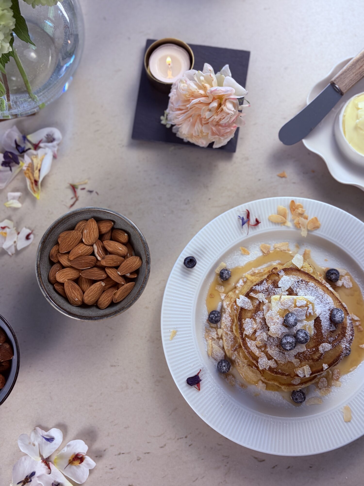 Pancakes vue de dessus, amandes et myrtilles